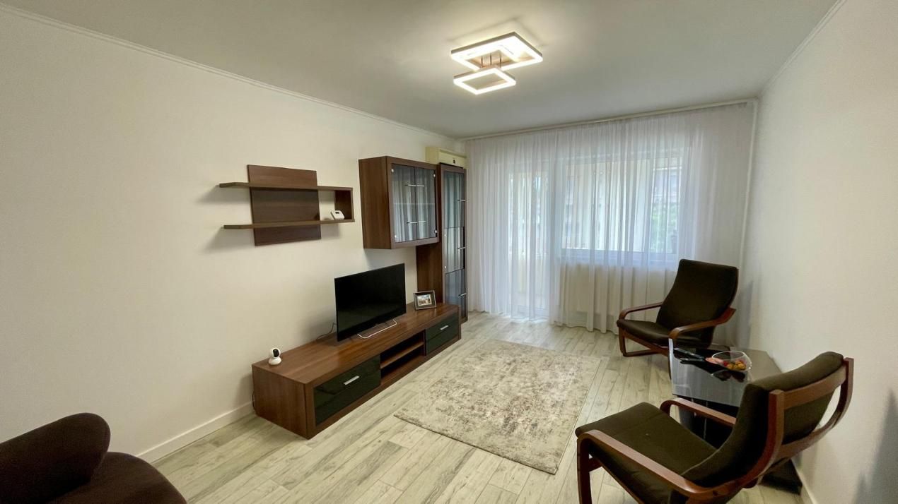 Apartament 3 camere, decomandat, zonă ultracentrală, bloc Mobilux, etaj 1 – fotografia 1 din 12