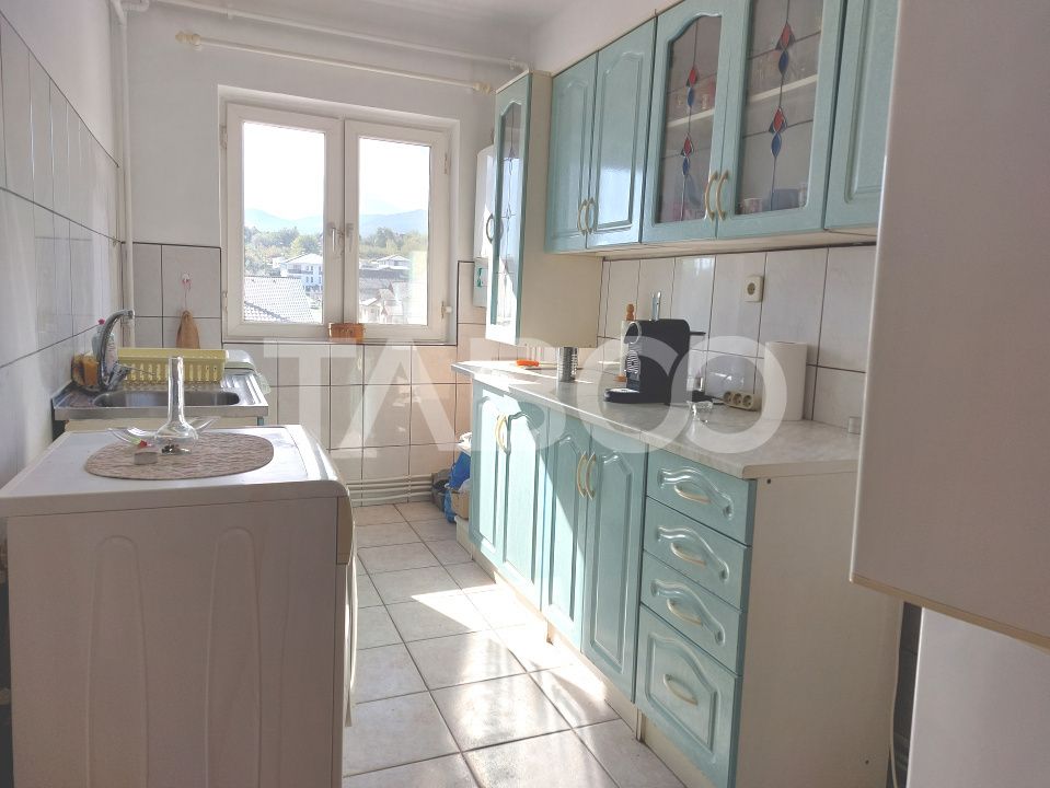 Pret Avantajos-Apartament 50 mpu 2 camere etaj 3 pivnita Cisnadie – fotografia 3 din 12