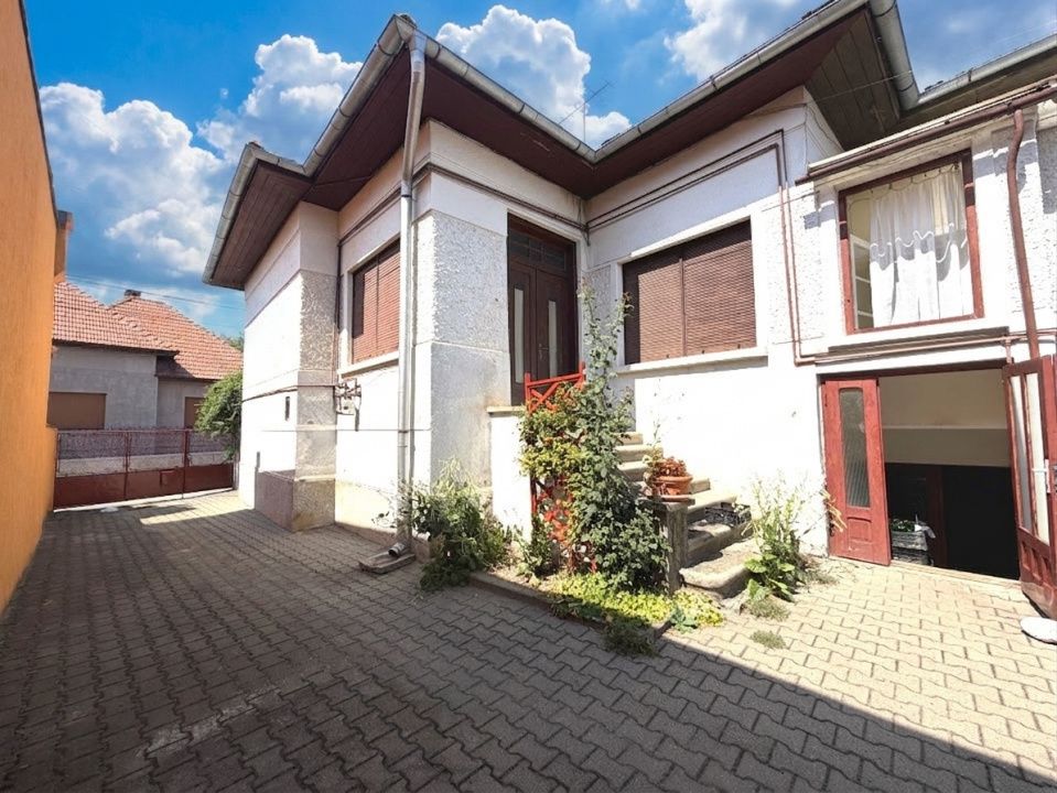 Sebeș Centru – Casă cu suflet 7 Camere 700 mp Teren 2 Garaje Curte Gradină – fotografia 3 din 37