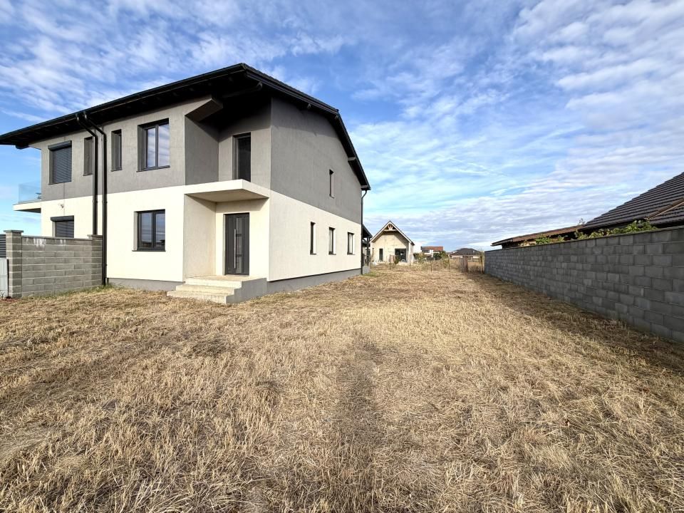 Duplex la rosu, 4 camere, 118 utili, 389 mp teren - Sanandrei – fotografia 1 din 9