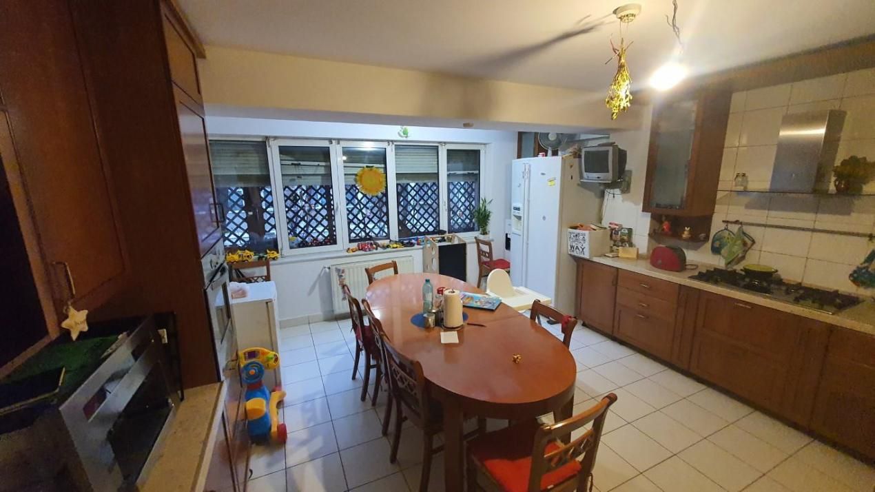 Vilă spațioasă de închiriat Basarabia | 11 camere | Arena Națională – fotografia 2 din 6