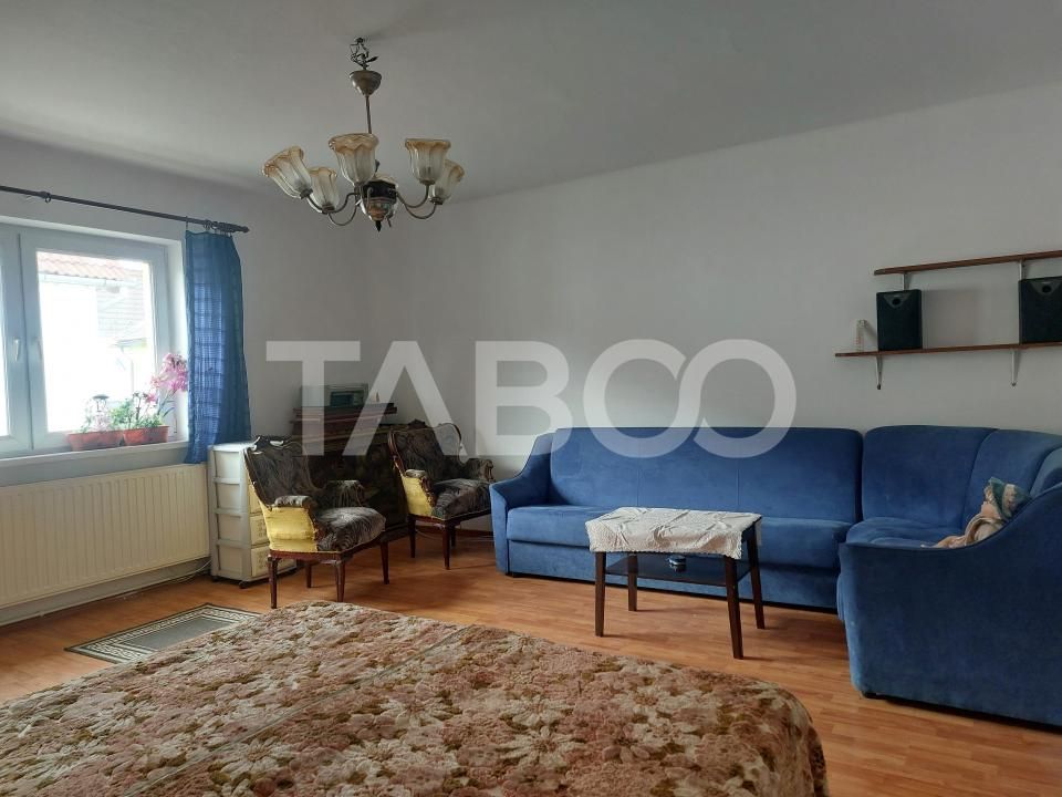 Casa mica 3 dormitoare curte mica 60 mp zona Lupeni Sibiu – fotografia 1 din 13