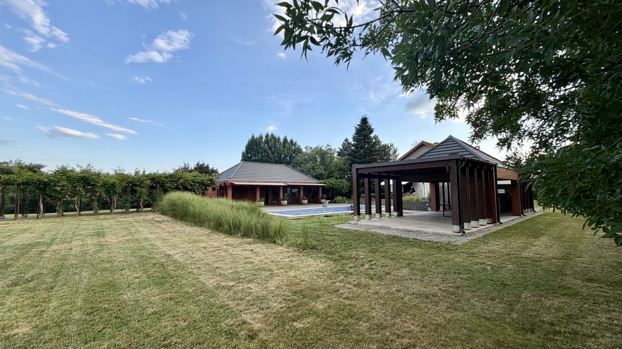 Proprietate exclusivistă cu 7.000 mp teren, piscină și multiple spații adiacente – fotografia 33 din 34