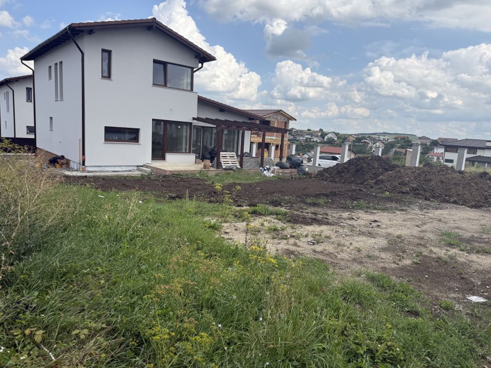 Casă modernă în cartier nou, 130mp utili, teren 610 mp | Dezmir – fotografia 3 din 11