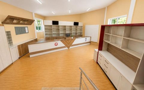 Spatiu comercial de vanzare in Oradea, curte proprie si locuri de parcare