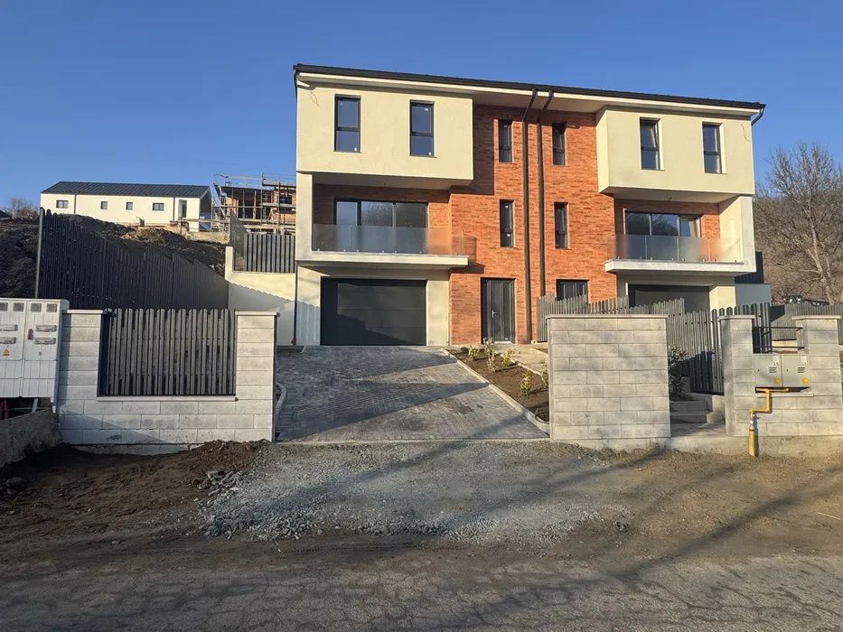 Duplex de vanzare, D+P+E, garaj 190mp utili, Tauti – fotografia 1 din 7
