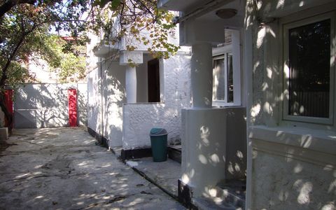DRUMUL SĂRII Casă din 1941, cu curte proprie și CINCI intrări separate