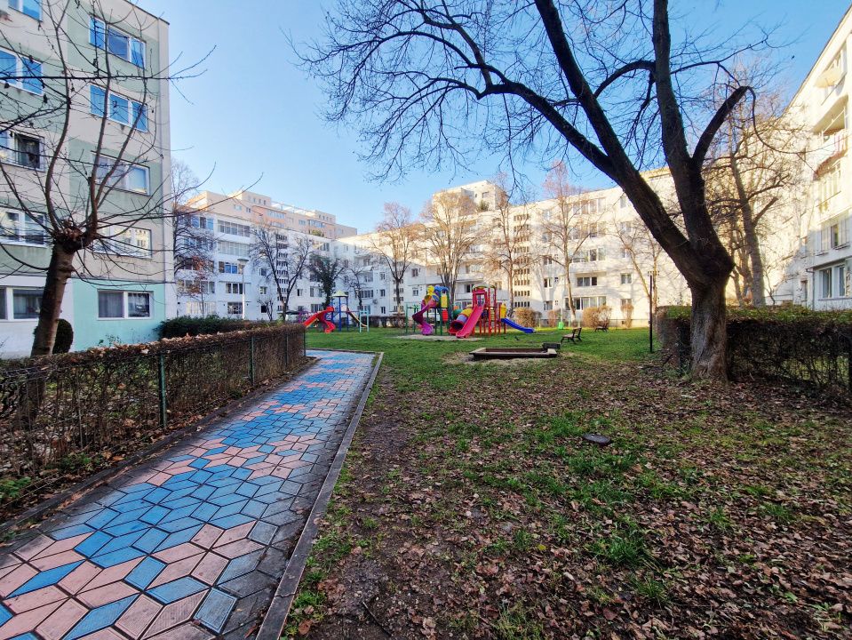 Apartament spatios cu balcon inchis si beci in zona Supeco – fotografia 1 din 17