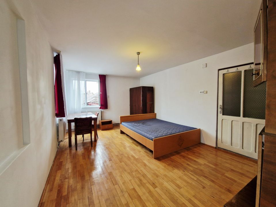 Casa cu o curte comuna  in piata 1848 – fotografia 11 din 29