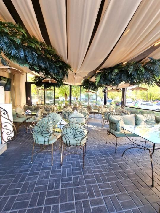 CAFENEA & RESTAURANT BISTRO DE VANZARE –  CENTRUL VECHI TARGOVISTE – fotografia 8 din 11