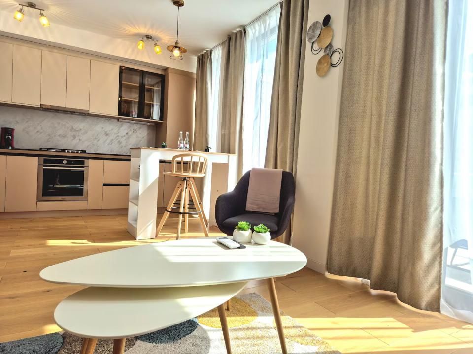 Carmen Sylva Royal Apartments | 2 camere | Gradina-Piscina-Parcare subterana – fotografia 8 din 19