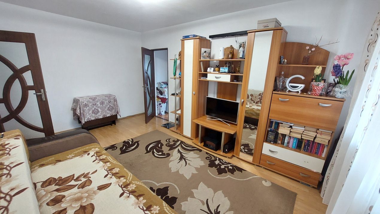 Apartament trei camere semidecomandat, etajul 5, Craiovita zona Niella – fotografia 1 din 7