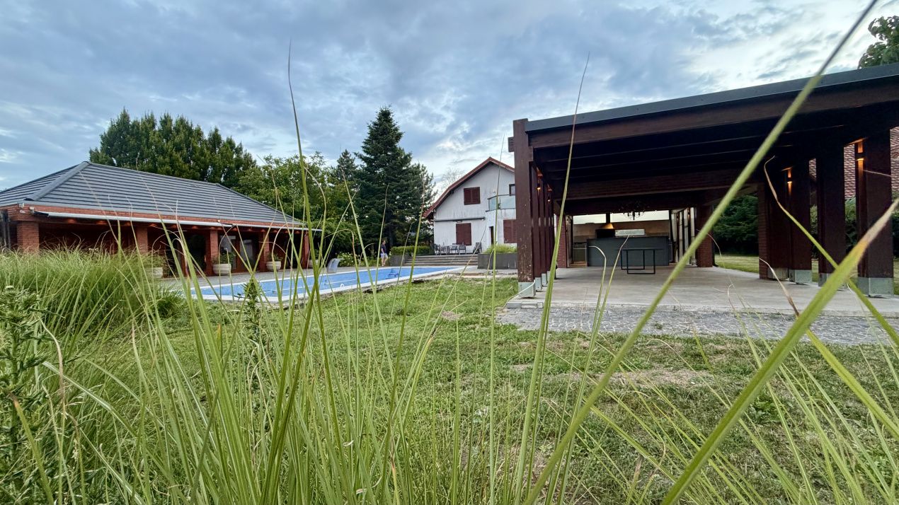 Proprietate exclusivistă cu 7.000 mp teren, piscină și multiple spații adiacente – fotografia 27 din 34