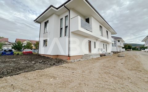 Casa de vanzare tip duplex cu 4 camere in Floresti zona Muzeul Apei