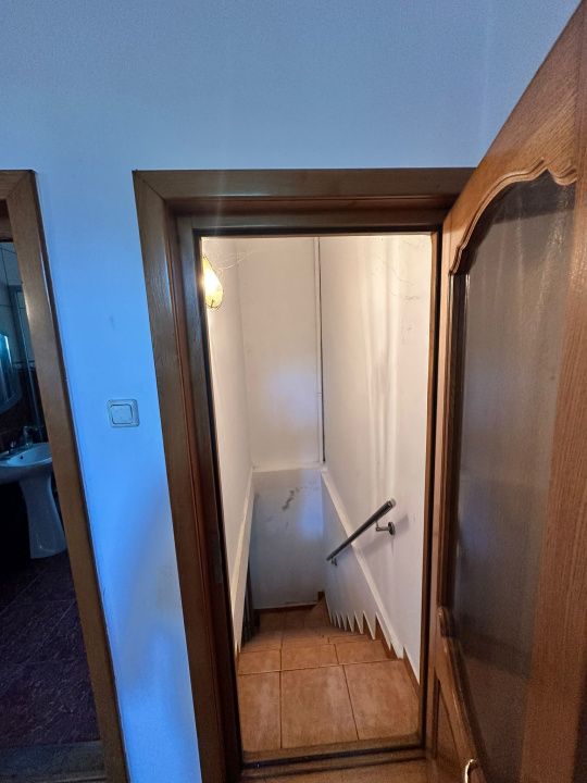 Oportunitate de investiție! Casă de vanzare, cu 8 camere, 382 mp, zona Gruia – fotografia 9 din 11