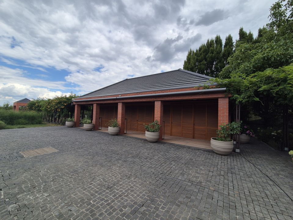 Proprietate exclusivistă cu 7.000 mp teren, piscină și multiple spații adiacente – fotografia 18 din 34