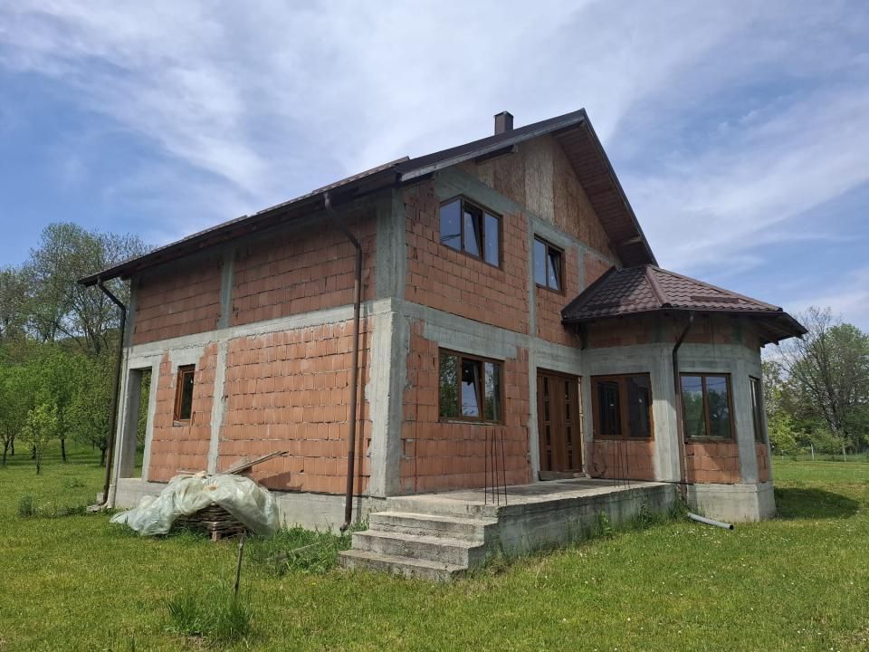 Casă P+M 4 dormitoare 188 mp și teren de 3.400 mp cu livadă in Pucioasa-Sat – fotografia 1 din 19