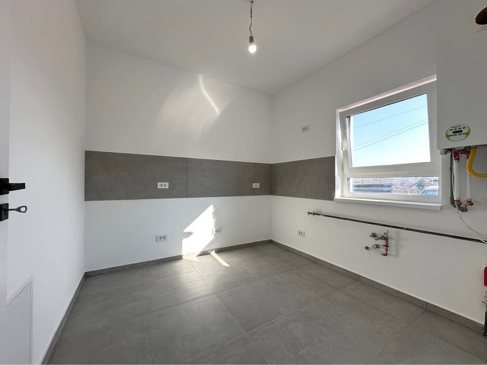 CASA INDIVIDUALA - 3 CAMERE - 2 BAI - 350 MP TEREN - langa Scoala Vorovesti – fotografia 4 din 6