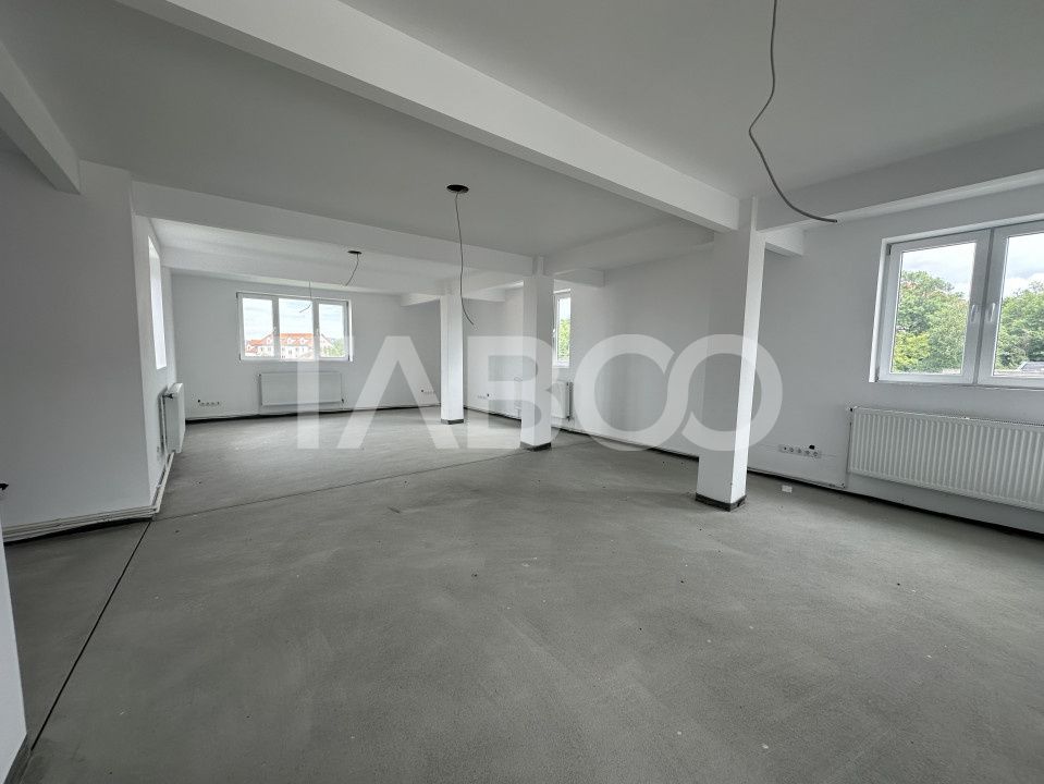 Spatiu comercial cu vitrina pe 3 niveluri cu suprafata utila de 915mp – fotografia 2 din 12
