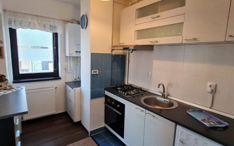 Aparament 3 camere 65 mp, etaj 2, balcon, parcare, zona Stejarului