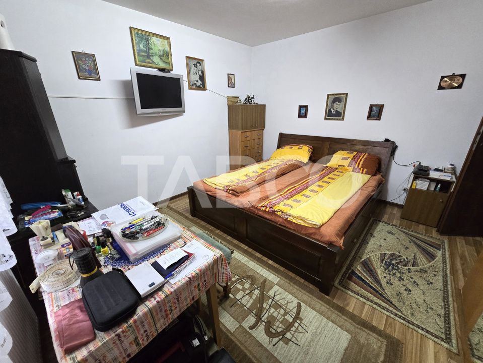 Casa de vanzare cu 6 camere 2 parcari curte libera 200 mp in Selimbar – fotografia 20 din 24