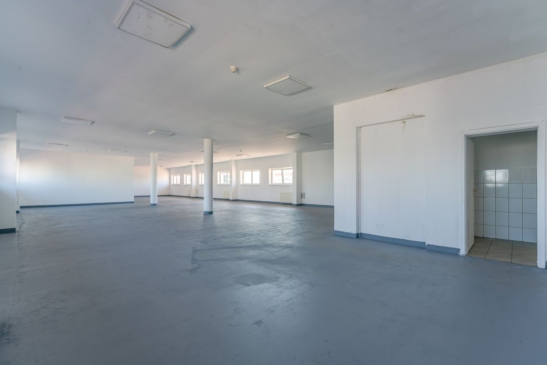 Hală 664 mp cu showroom, lift marfă și 15 parcări Brașov – fotografia 2 din 22