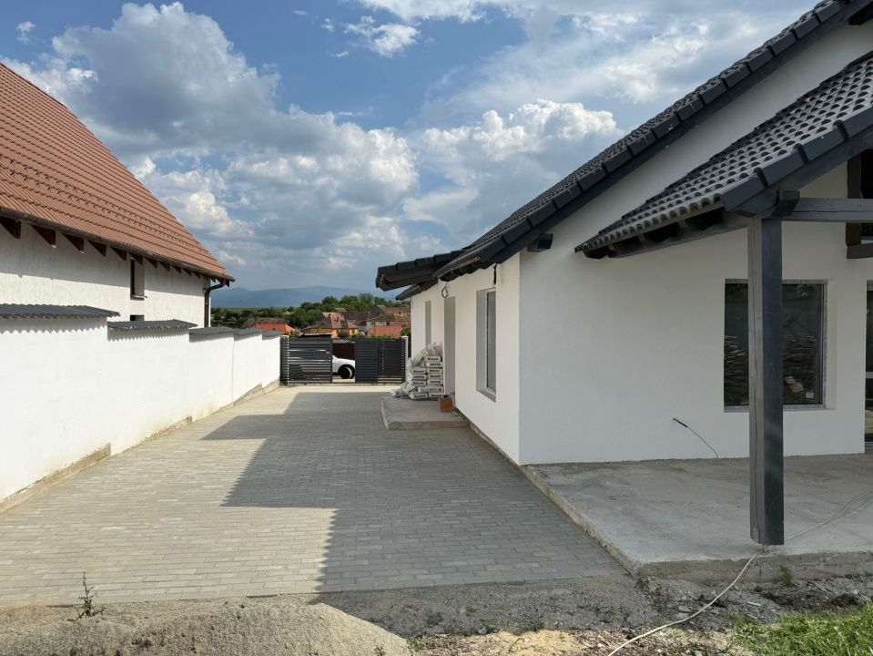 Casa individuala cu 4 camere 2 bai si terasa in Sura Mica – fotografia 3 din 15