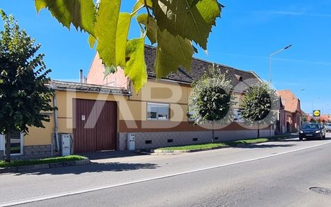 Casa cu spatiu comercial de vanzare in Sebes zona centrala