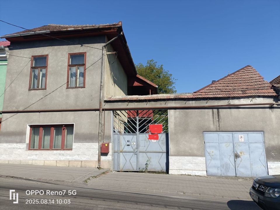 Casă individuală de vânzare Reghin zona centrală, singur în curte. – fotografia 2 din 3