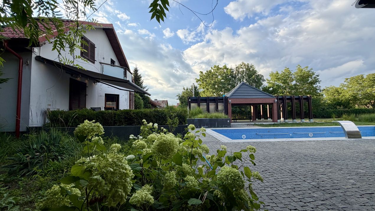 Proprietate exclusivistă cu 7.000 mp teren, piscină și multiple spații adiacente – fotografia 25 din 34