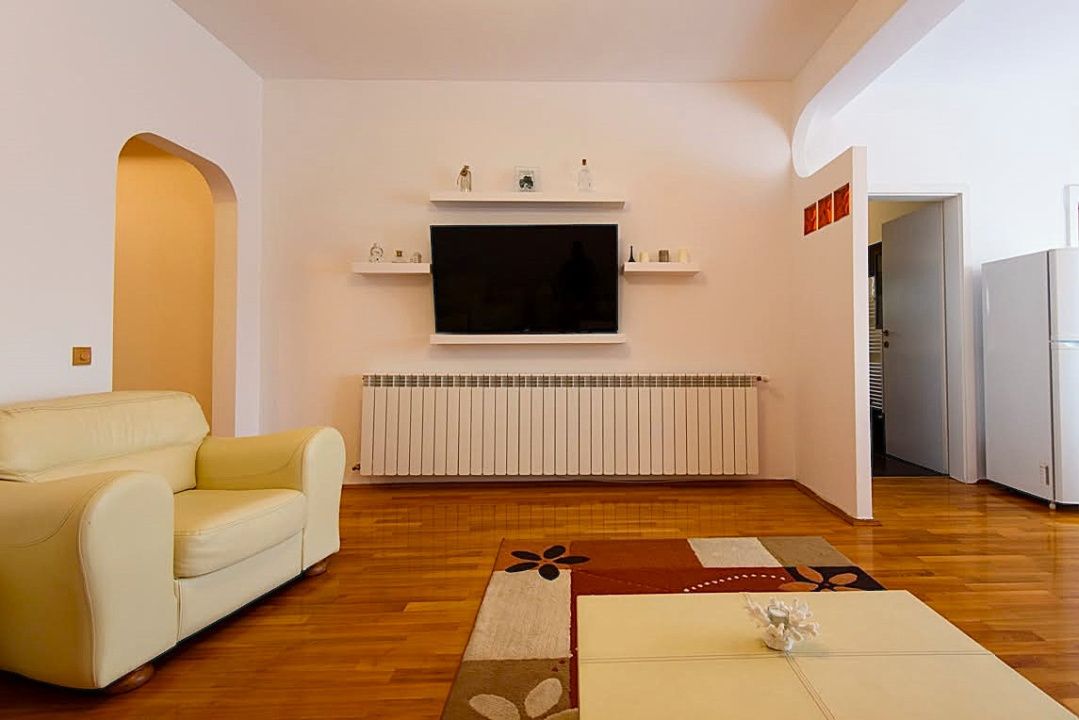 Zona Complexului Diana, apartament mobilat cu parcare – fotografia 1 din 10