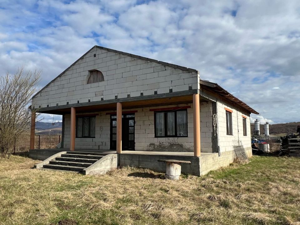 🏡  Casă la roșu în Livezile – doar 47.000 € – fotografia 1 din 5
