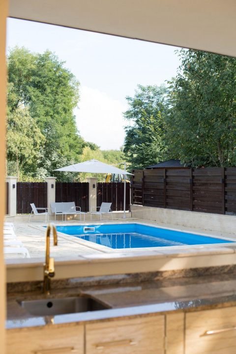 Casă superfinisată, complet mobilată, cu piscină încălzită – 5 camere, 5 băi – fotografia 1 din 20