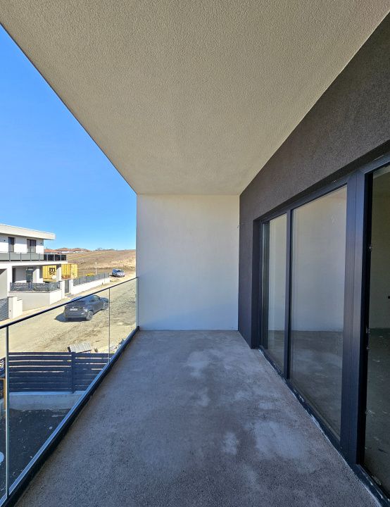 Locuinta moderna cu design cubic si curte plana in Dezmir – fotografia 9 din 16