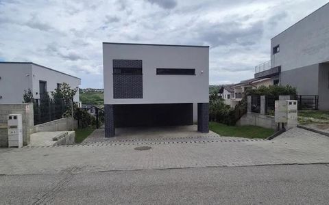 Apartament pe două niveluri cu grădină, 160 mp – Str. Edgar Quinet