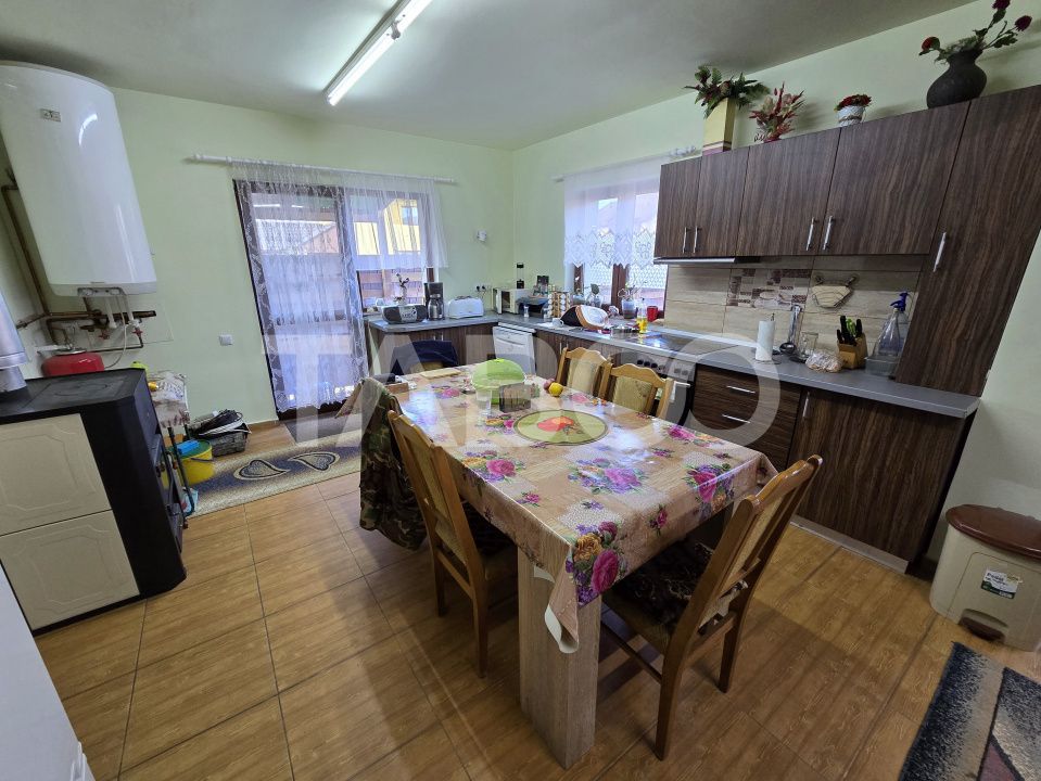 Casa de vanzare cu 6 camere 2 parcari curte libera 200 mp in Selimbar – fotografia 16 din 24
