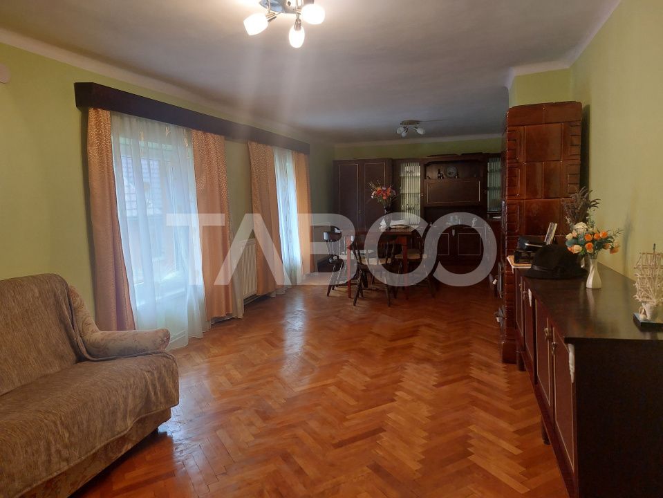 Apartament la casa 119 mpu 5 camere 2 bucatarii 3 bai gradina Cisnadie – fotografia 5 din 19