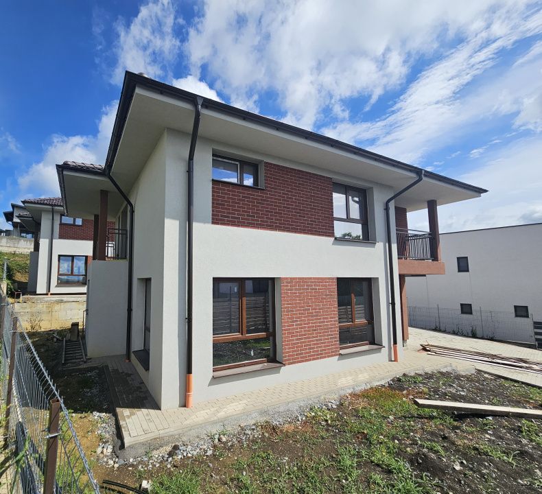 Casa NZEB cu panouri fotovoltaice in Dezmir – fotografia 2 din 24