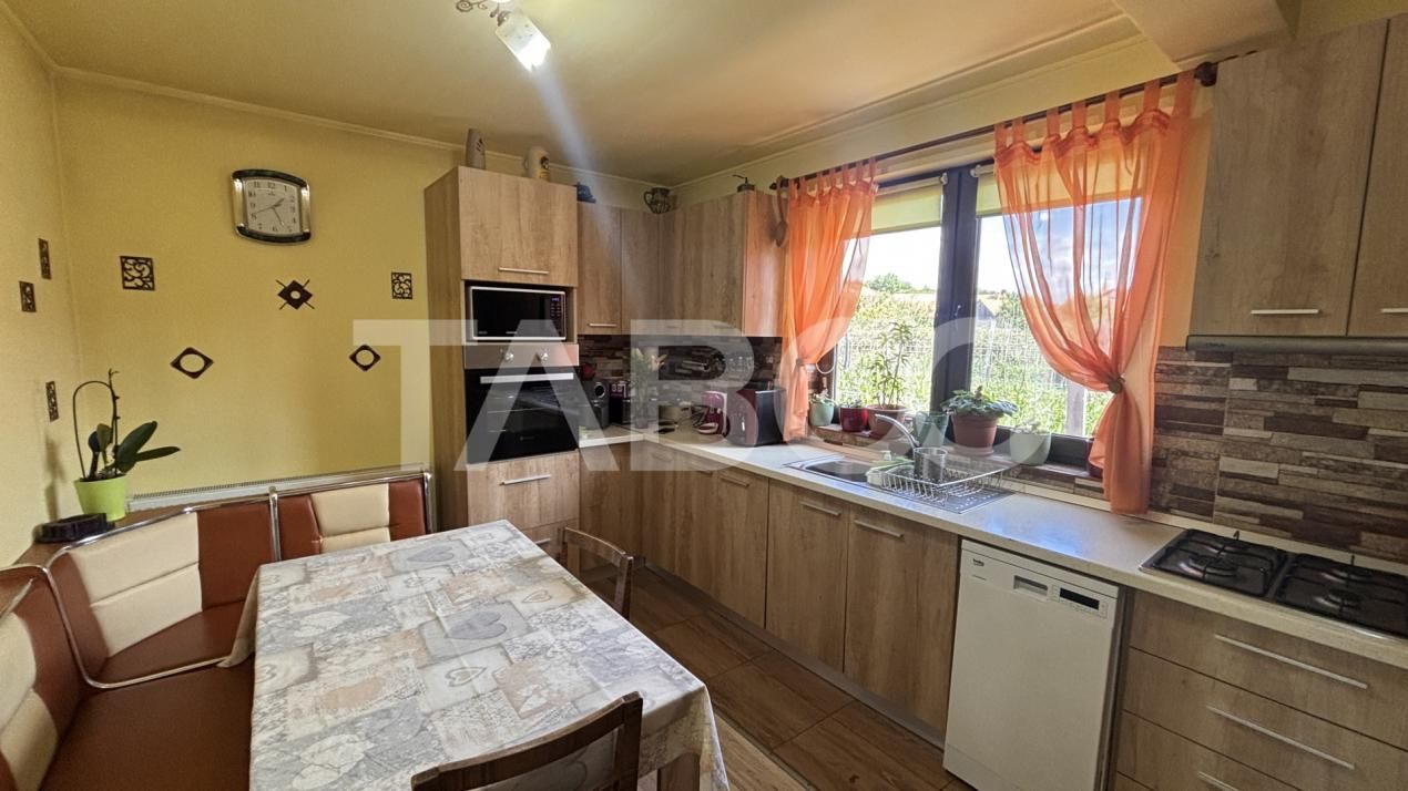 Casa 3 camere decomandate 90mp utili +teren 151 mp in Sura Mare – fotografia 3 din 24
