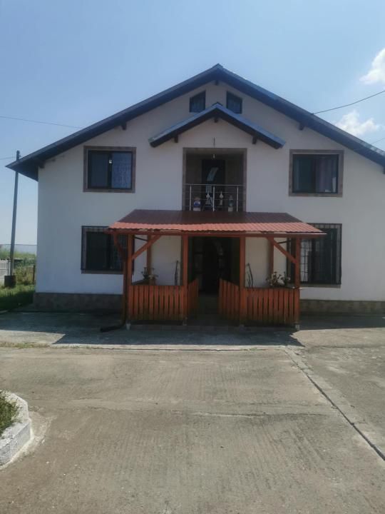 Casă spațioasă de închiriat în Ungureni – Dambovita – fotografia 1 din 24