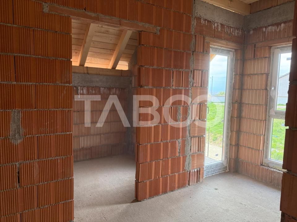 Casa 5 camere  curte libera 262 mp 3 bai Comision 0 Sura Mare Sibiu – fotografia 9 din 12
