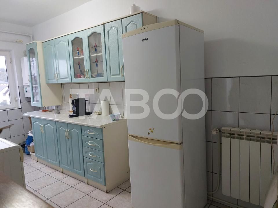 Pret Avantajos-Apartament 50 mpu 2 camere etaj 3 pivnita Cisnadie – fotografia 4 din 12