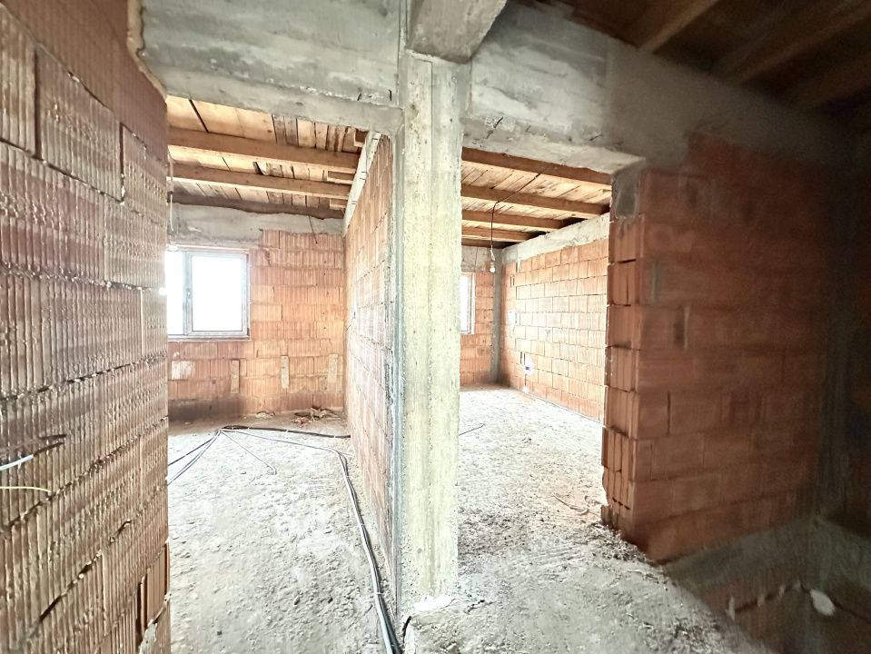 Duplex la roșu cu 5 camere, 127 mp utili 305 mp teren - Dumbravita – fotografia 8 din 12