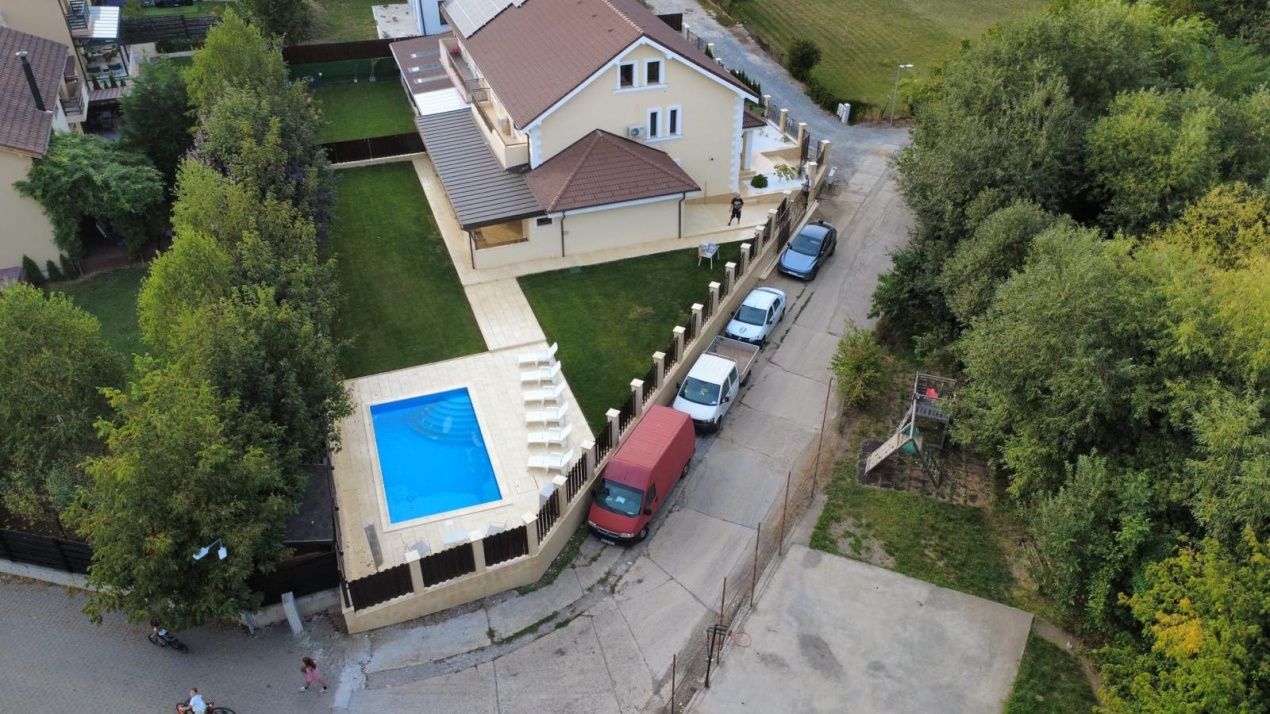 Casă superfinisată, complet mobilată, cu piscină încălzită – 5 camere, 5 băi – fotografia 3 din 20