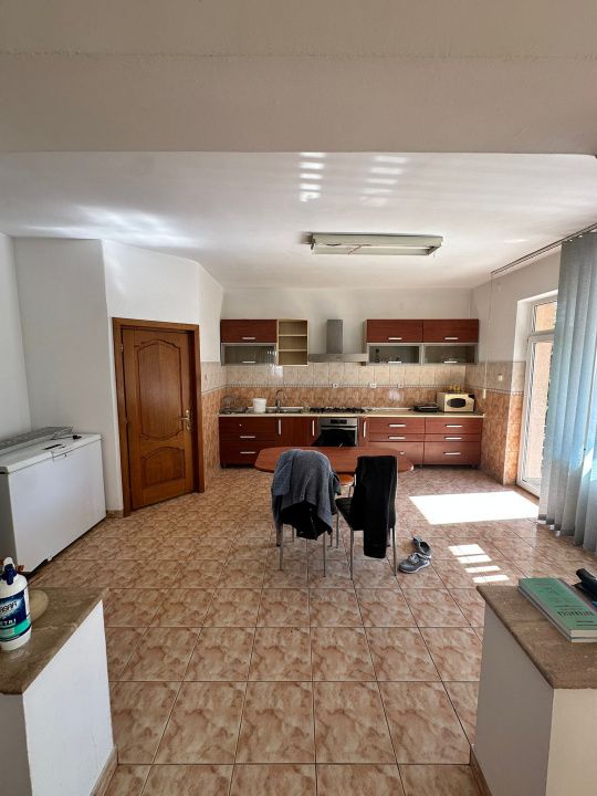 Oportunitate de investiție! Casă de vanzare, cu 8 camere, 382 mp, zona Gruia – fotografia 7 din 11