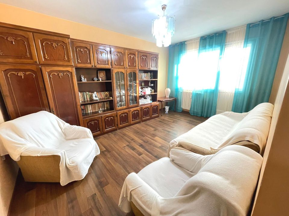 Apartament 3 camere decomandat-Piata Nicolina-etaj intermediar – fotografia 1 din 7