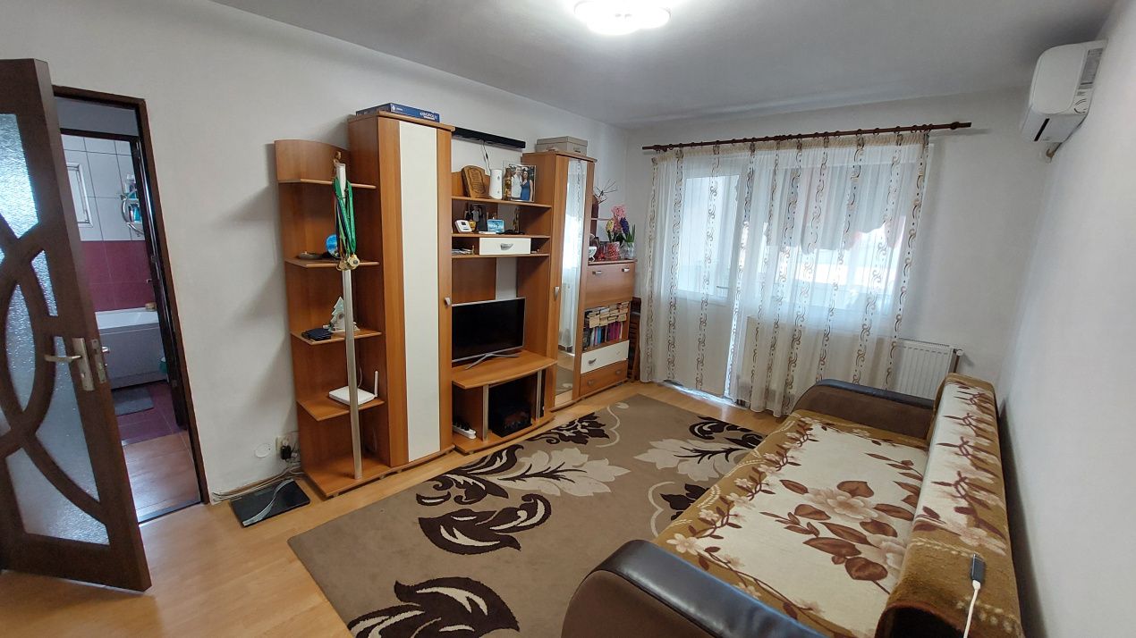Apartament trei camere semidecomandat, etajul 5, Craiovita zona Niella – fotografia 2 din 7