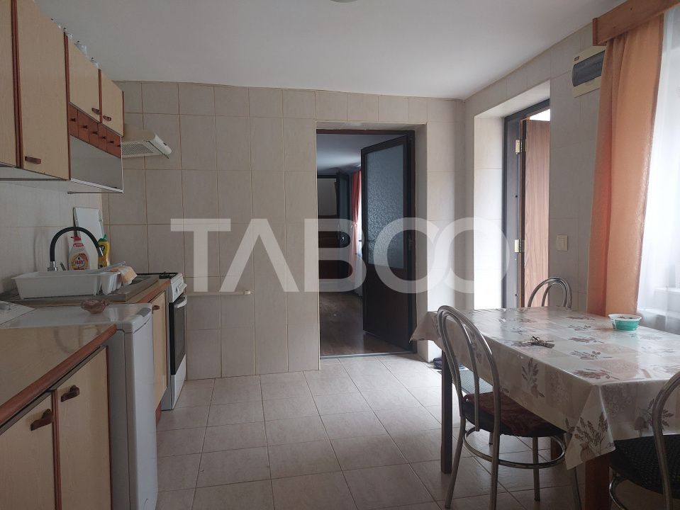 Casa in zona centrala 5 camere 2 bucatarii 3 bai curte comuna Cisnadie – fotografia 14 din 28