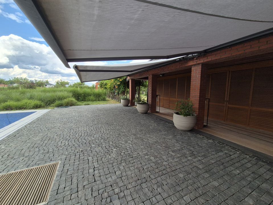 Proprietate exclusivistă cu 7.000 mp teren, piscină și multiple spații adiacente – fotografia 11 din 34