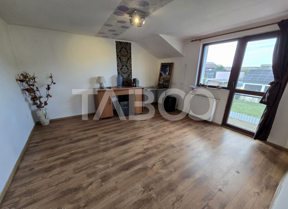 Casa de vanzare cu 6 camere 2 parcari curte libera 200 mp in Selimbar – fotografia 11 din 24